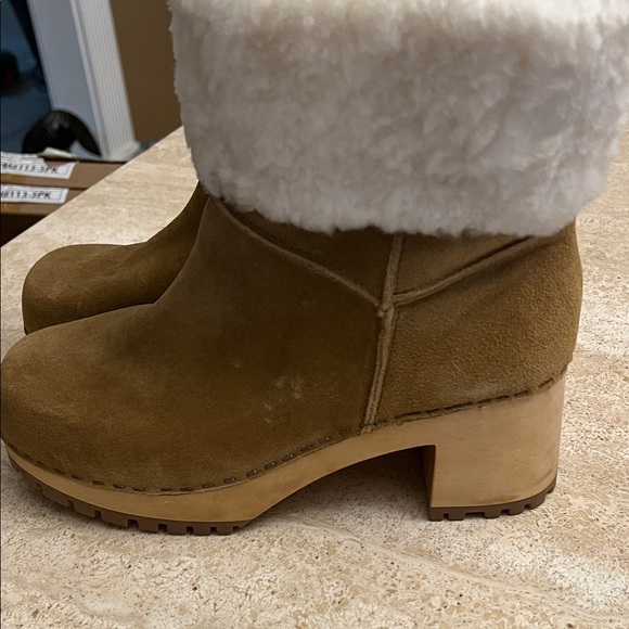 NWOT - Mia Clogs Women's Tan Suede Boots with White Fur Lining - Picture 3 of 7